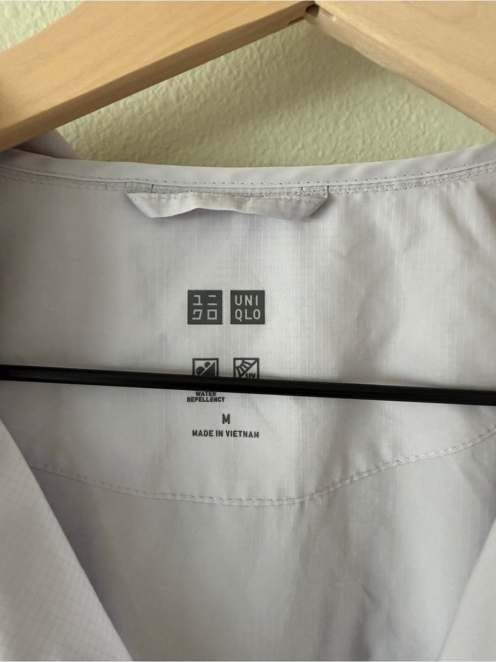 Uniqlo UV protection hoodie - Picture 3 of 6